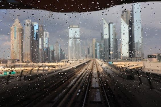 Chuva em Dubai, vista de uma janela de metrô.