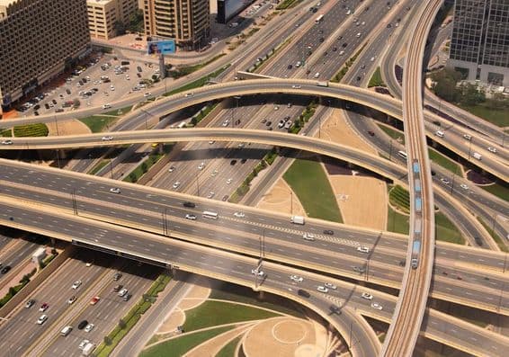 Cruzamento em Dubai com metrô.
