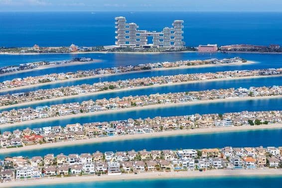 Arquipélago artificial Palm Jumeirah com casas.