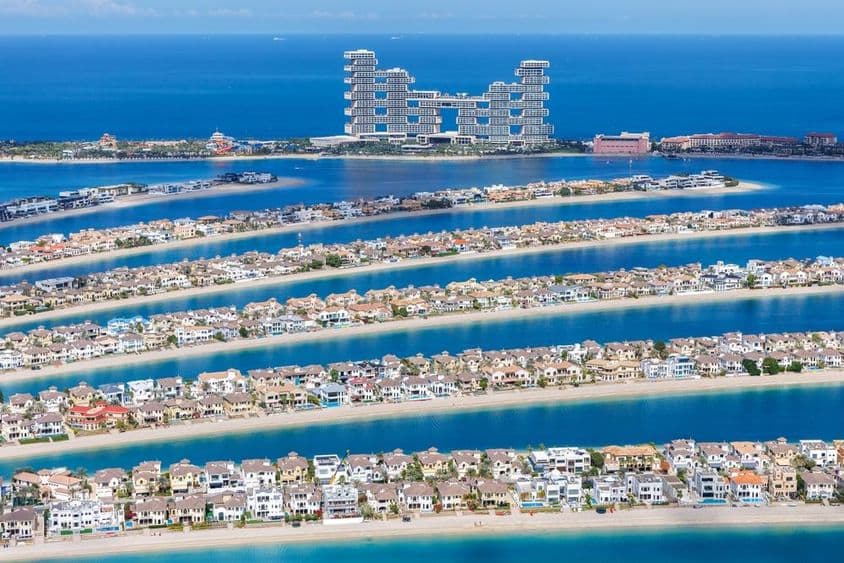 Arquipélago artificial Palm Jumeirah com casas.