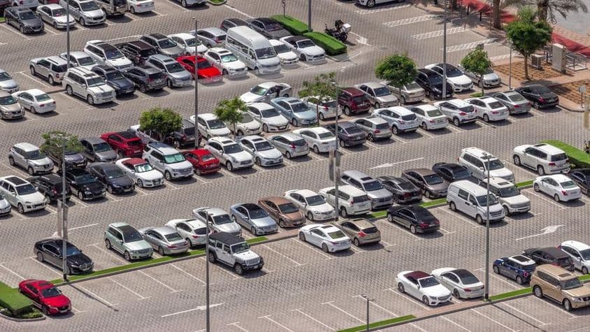 Dubai com carros estacionados.