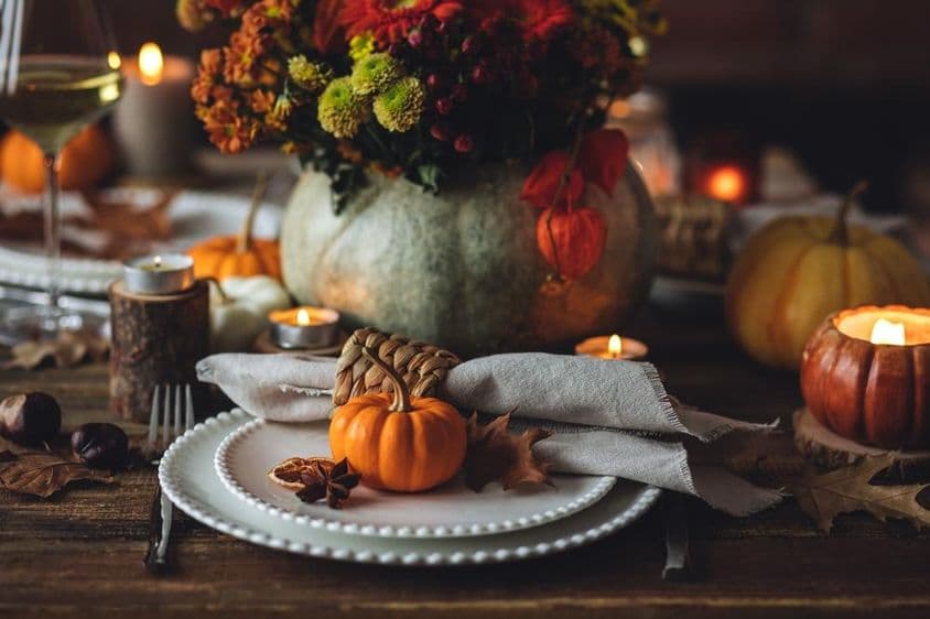 Configuração de mesa aconchegante em novembro.