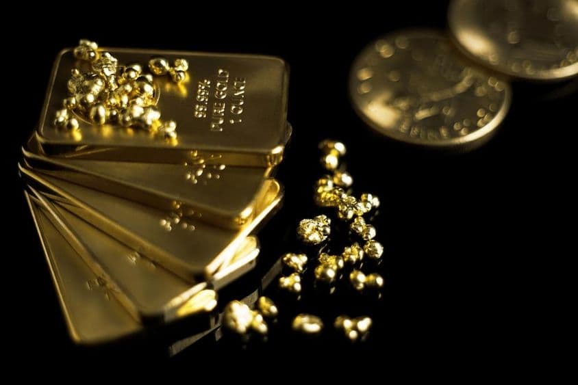 Barra de ouro com pureza de 999,9 e algumas migalhas de ouro.