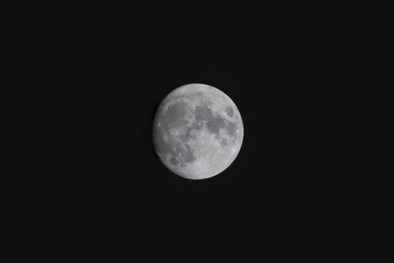 Lua em Dubai.
