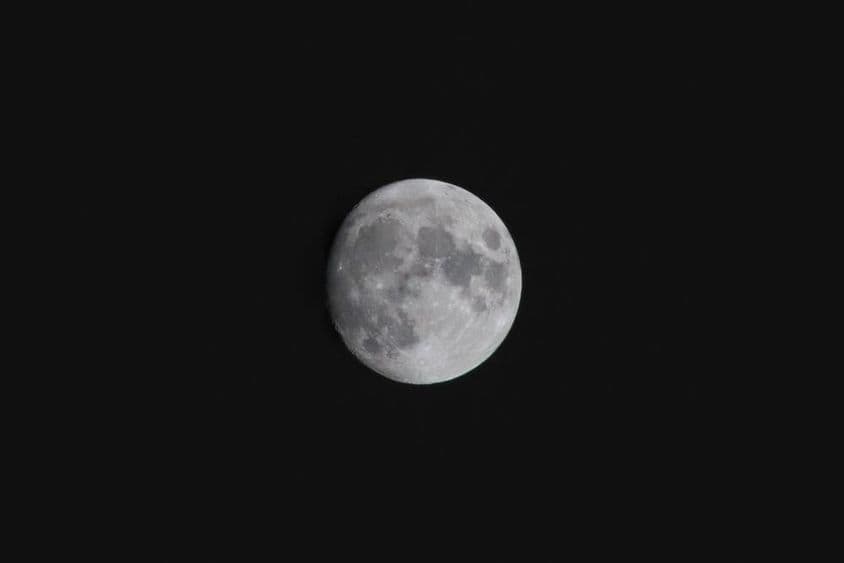 Lua em Dubai.