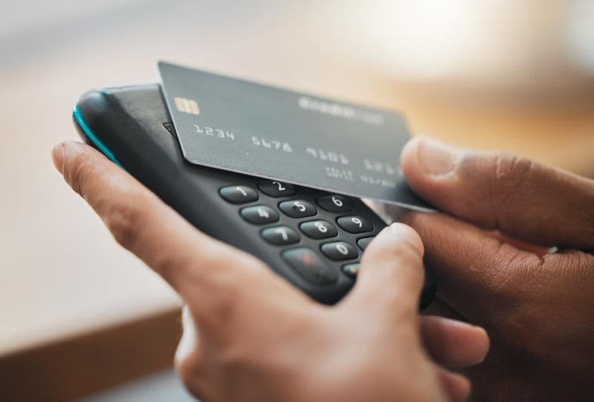 Pagamento com cartão de crédito em um terminal móvel.
