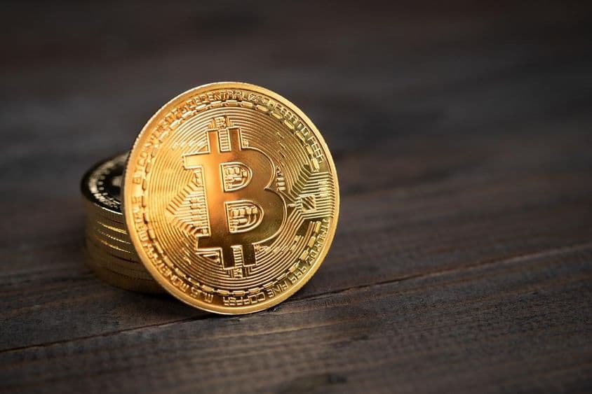 Moedas de Bitcoin sobre a mesa.