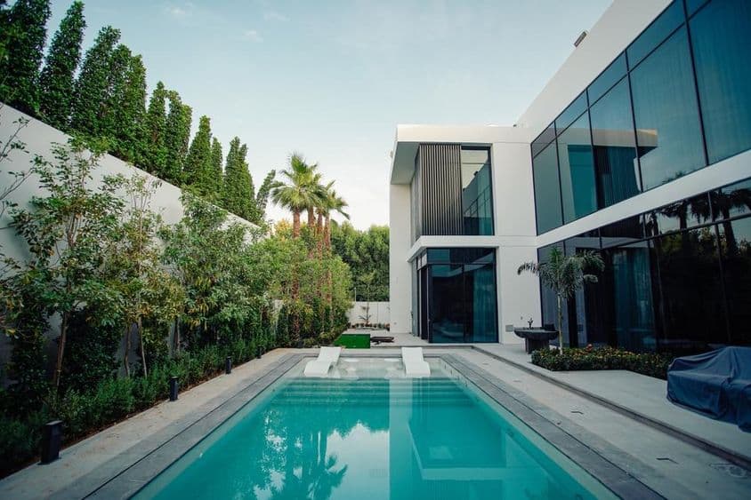 Casa de luxo em Dubai com piscina.