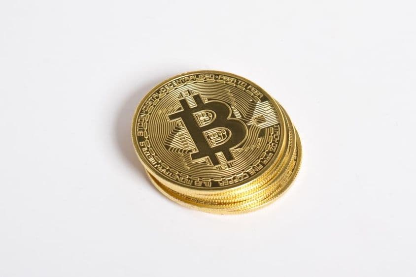 Moedas de Bitcoin douradas empilhadas umas sobre as outras.