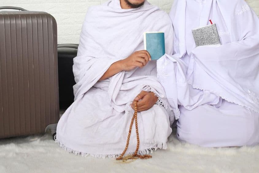 Um casal muçulmano pronto para o Umrah.