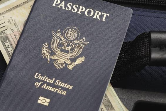 Passaporte dos EUA repousando sobre dólares.