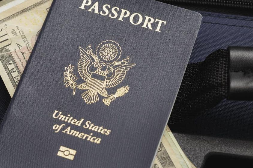 Passaporte dos EUA repousando sobre dólares.