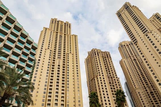 Antigos arranha-céus construídos em Dubai.