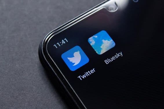 Aplicativos Bluesky e Twitter no telefone.