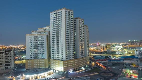 Paisagem urbana de Ajman com telhados e torres.