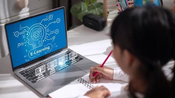 Garota estudando material educativo em casa.