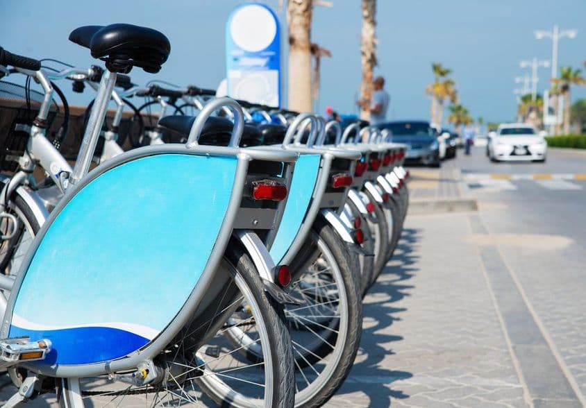 Bicicletas em Dubai organizadas em um suporte.