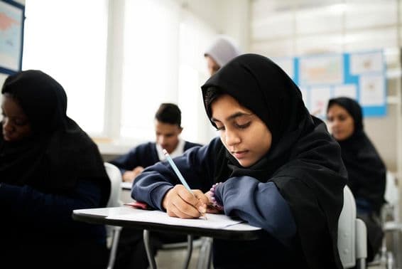 Crianças muçulmanas estudando em uma sala de aula