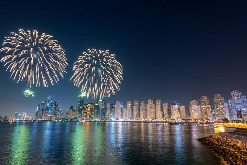 Fogos de artifício nos Emirados Árabes Unidos na véspera de Ano Novo.