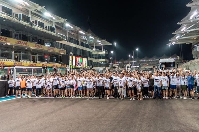 Pessoas esperando na linha de partida para a corrida começar.
