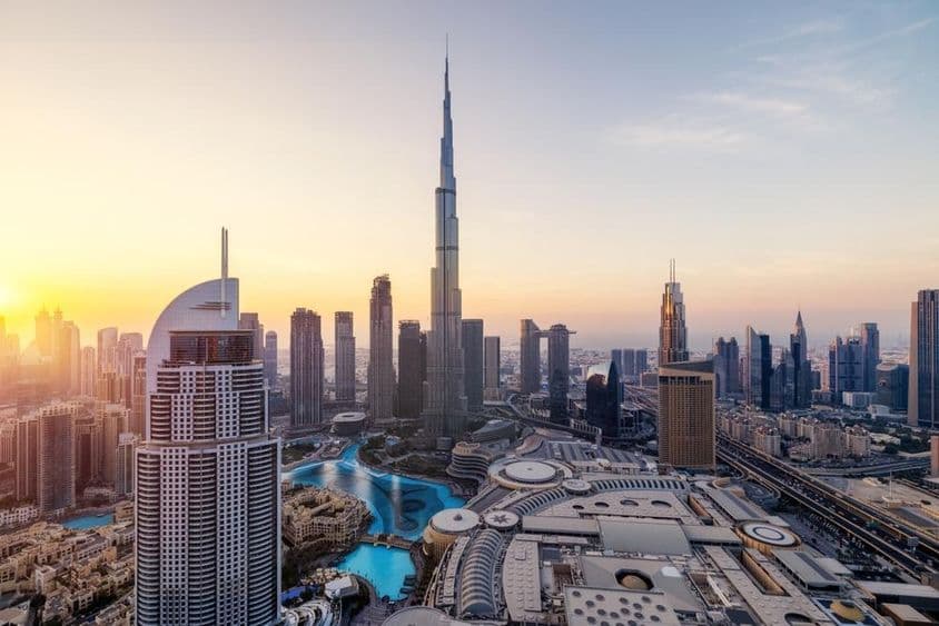 Horizonte de Dubai com arranha-céus ao fundo.
