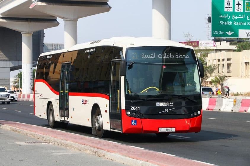 Ônibus de Dubai viajando na estrada.
