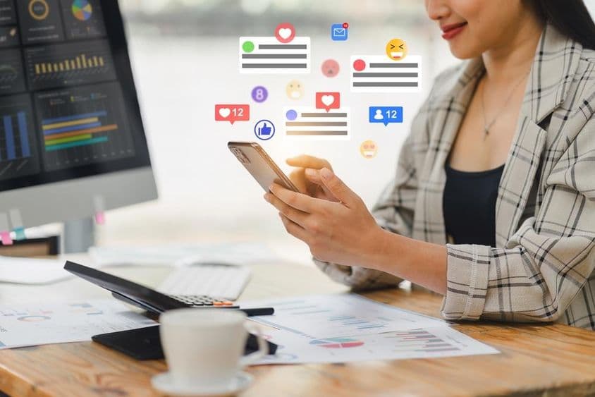 Jovem mulher conversando no celular.