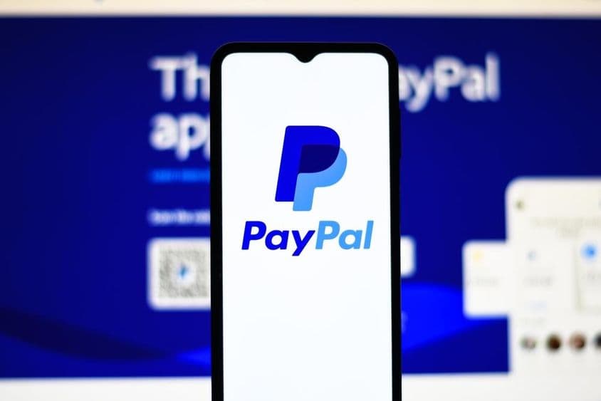 Logo do PayPal em um telefone.