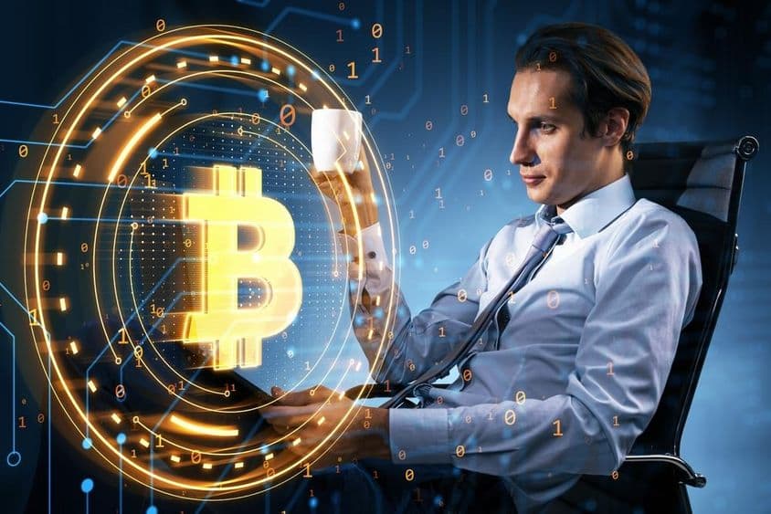Empresário segurando uma caneca de café olha o preço do Bitcoin.