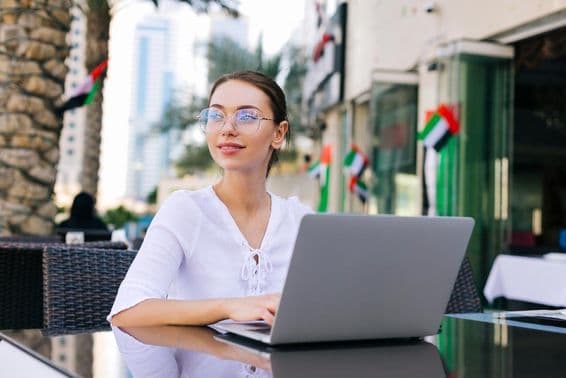 Jovem mulher trabalhando com um laptop.