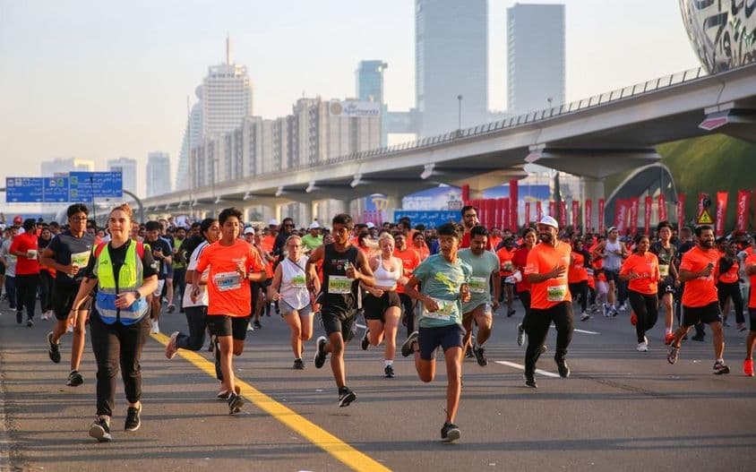 Corrida de Dubai na estrada Sheikh Zayed.