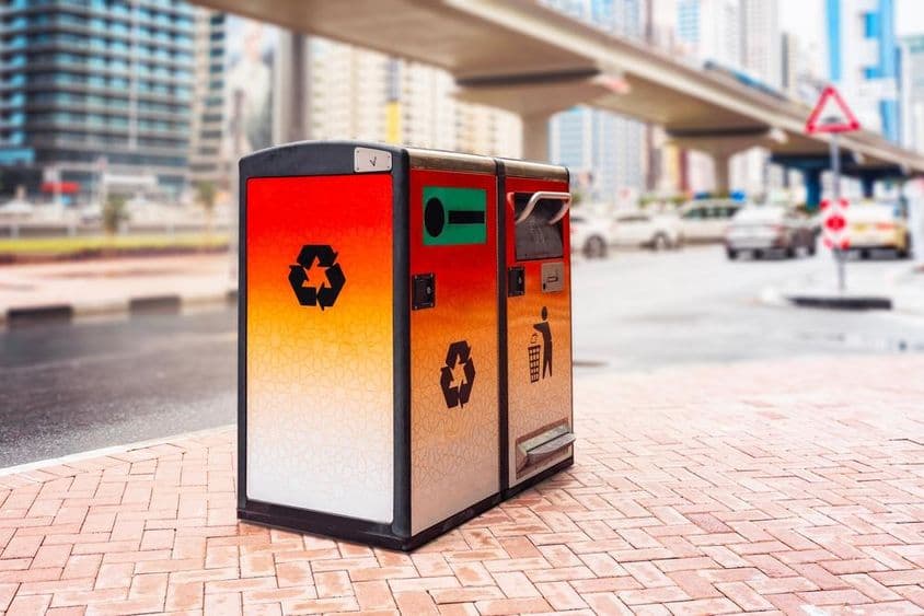 Lata de coleta seletiva em Dubai.