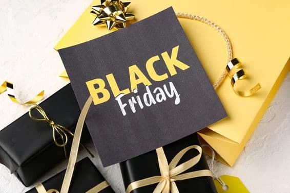 Sacolas de compras de Black Friday com etiquetas.