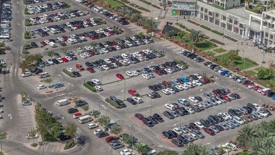Estacionamento em Dubai visto de cima.