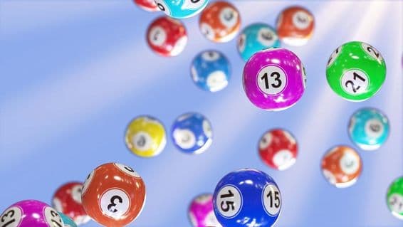 Bolas coloridas com números de loteria.