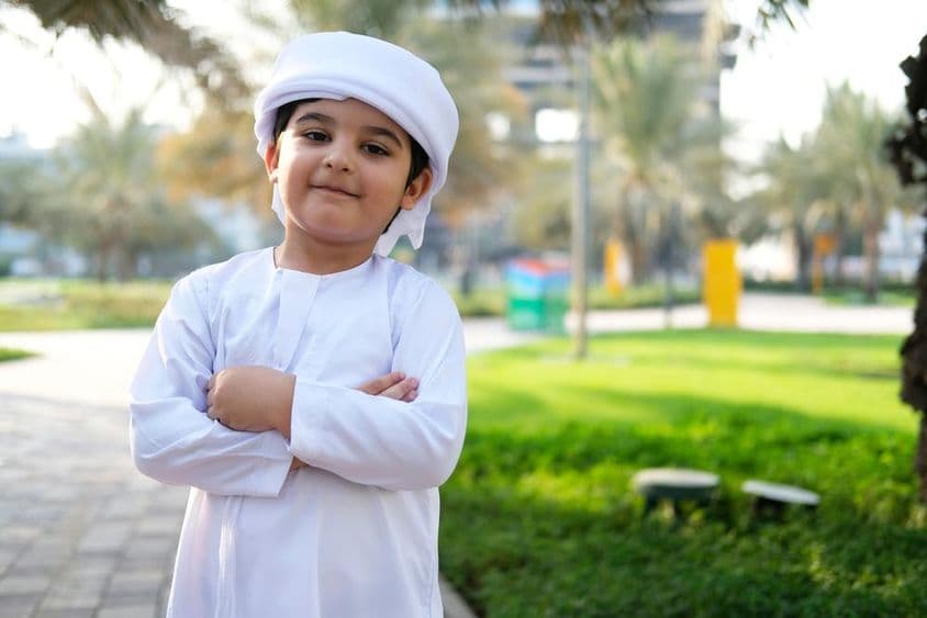 Criança de 8 anos feliz em um parque em Dubai.