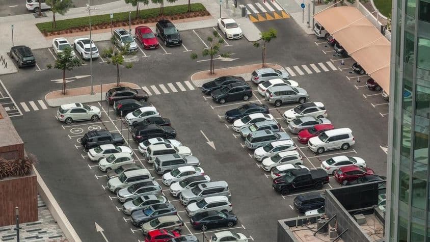 Estacionamento em Dubai visto de cima.