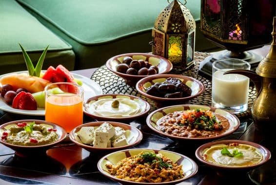 Restaurante em Dubai, jantar de vários pratos.