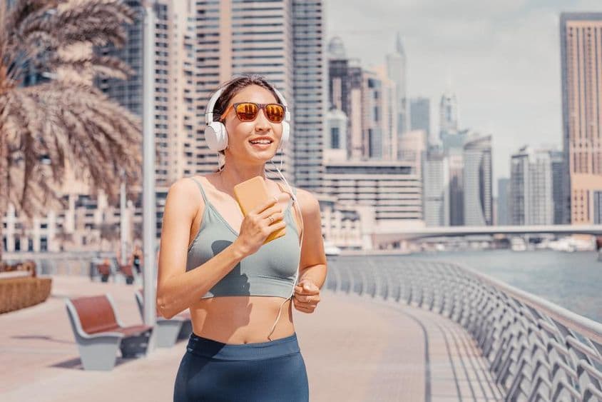 Corredora feminina na Marina de Dubai.
