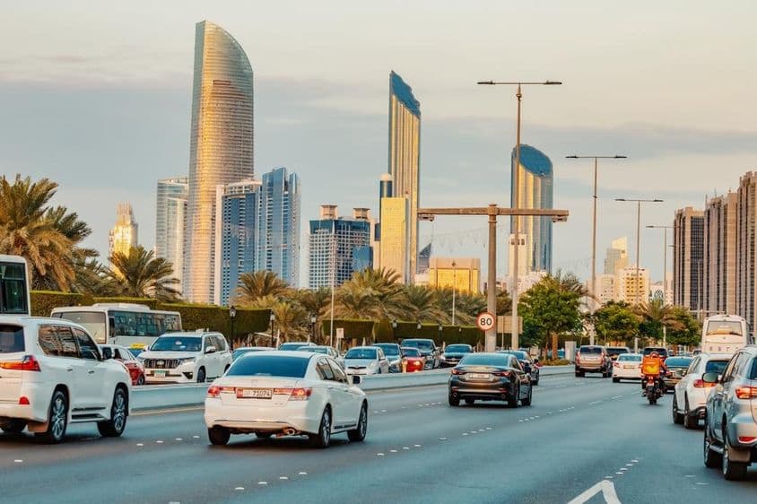 Carros dirigindo em uma estrada de Abu Dhabi.