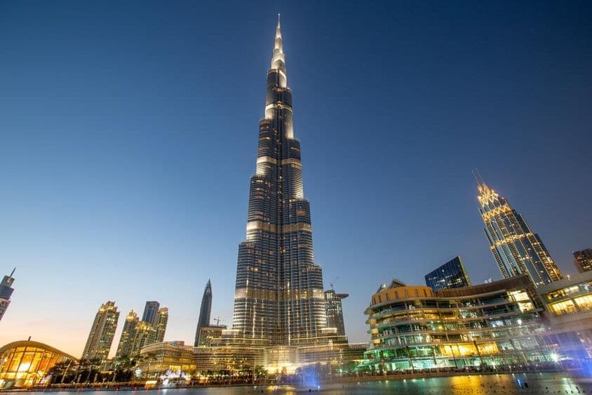 Dubai Burj Khalifa iluminado à noite.