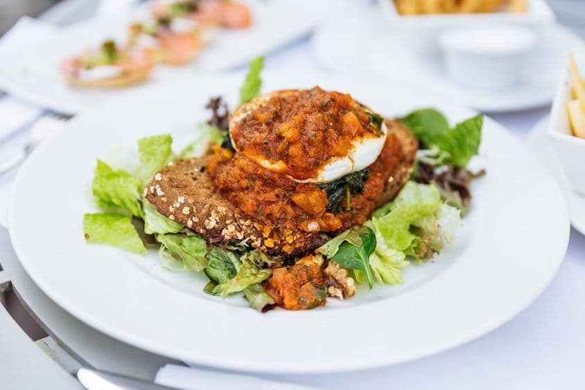 Ovos Benedict em um restaurante em Dubai.