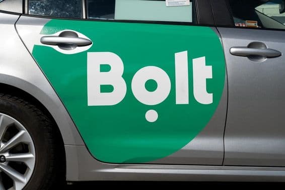 Logotipo do Bolt na lateral de um carro.