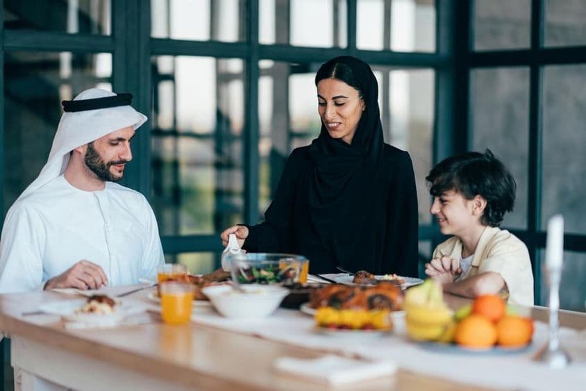 Família em Dubai jantando na cozinha.