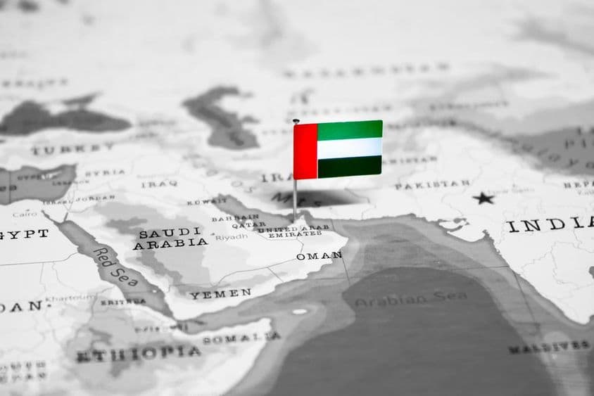 Dubai no mapa com uma bandeira dos Emirados Árabes Unidos.