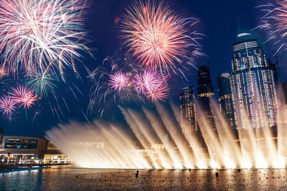 Fogos de artifício acima da fonte do Dubai Mall.