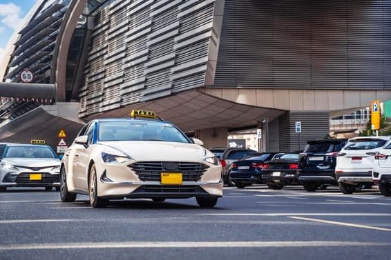 Cena de rua em Dubai com carros.