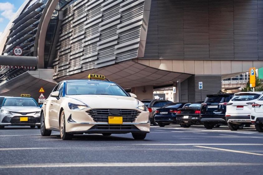 Cena de rua em Dubai com carros.
