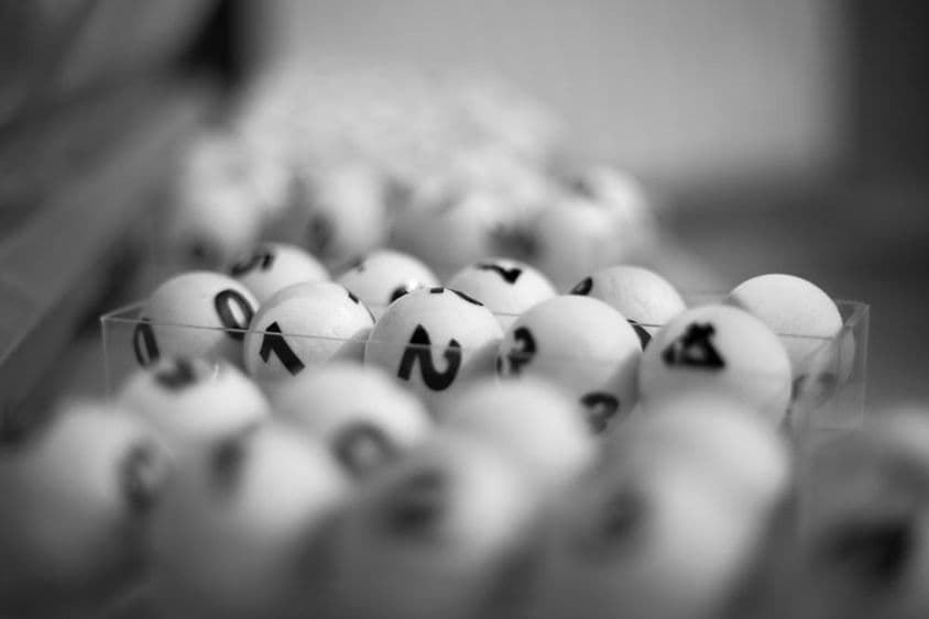 Números de loteria em um recipiente.