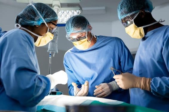 Equipe médica trabalhando na sala de operações.